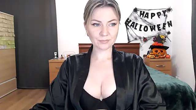 Snapshot of ParadiseAlina chatting on 10.28.25 ParadiseAlina online show from 10.28.25