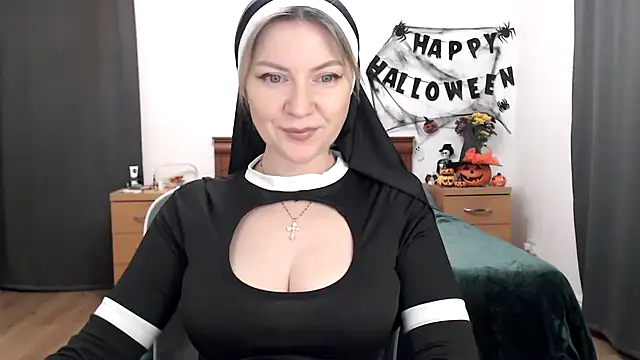 Snapshot of ParadiseAlina chatting on 10.31.25 ParadiseAlina online show from 10.31.25