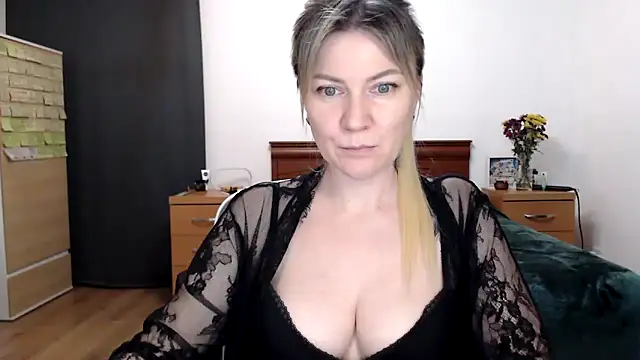 Snapshot of ParadiseAlina chatting on 11.06.25 ParadiseAlina online show from 11.06.25