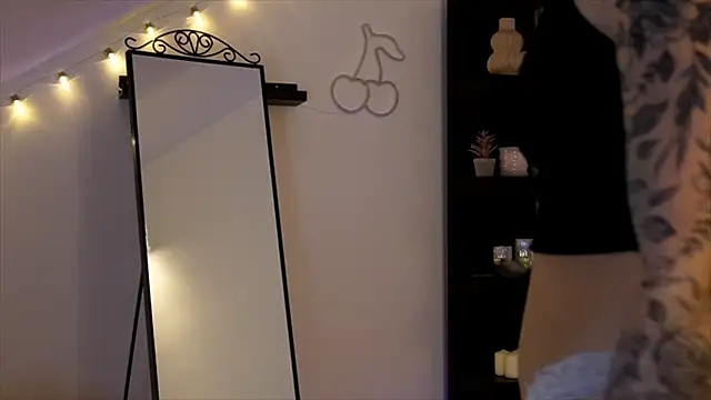 Snapshot of Naomii20__ chatting on 10.31.25 Naomii20 online show from 10.31.25