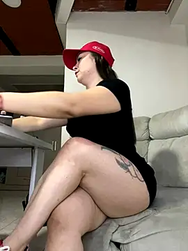 Snapshot of Amelia_laurent chatting on 10.29.25 Amelia laurent online show from 10.29.25