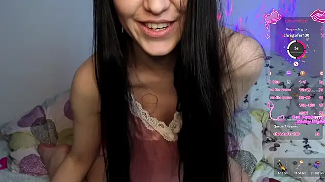 Snapshot of Veliora chatting on 11.30.25 Veliora online show from 11.30.25