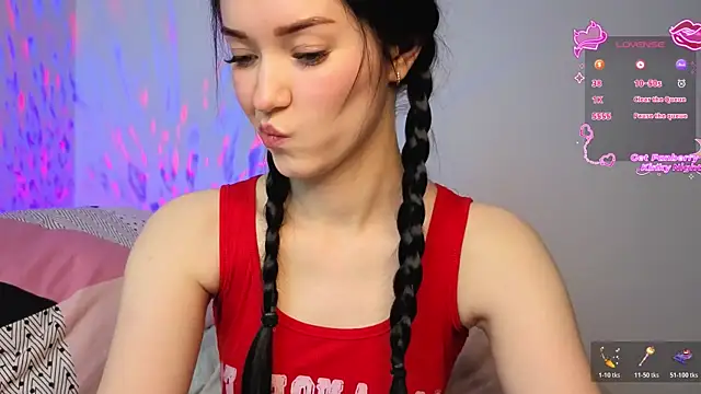 Snapshot of Veliora chatting on 12.05.25 Veliora online show from 12.05.25