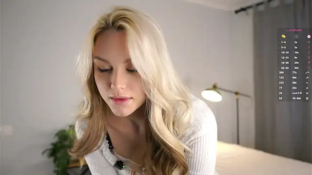 Snapshot of CherieSprinzl chatting on 10.27.25 CherieSprinzl online show from 10.27.25