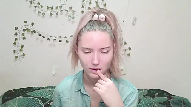  kikiclark   online show from 12.05.25