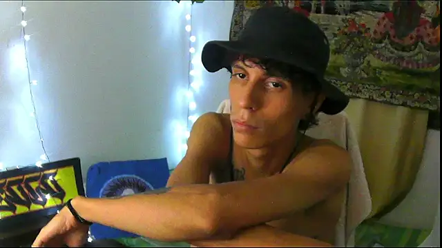 Snapshot of Crxxxsh chatting on 09.10.25 Crxxxsh online show from 09.10.25