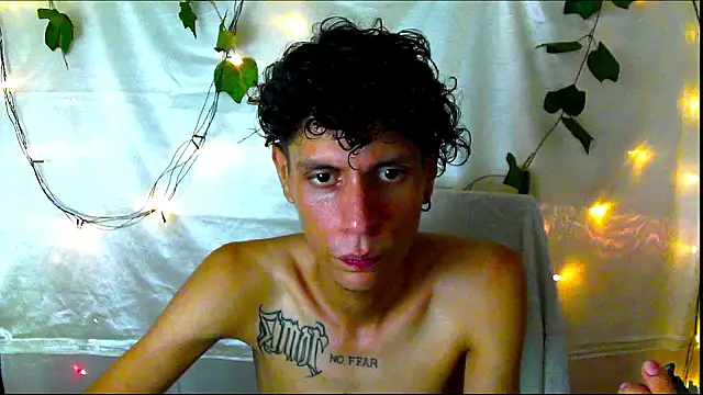 Snapshot of Crxxxsh chatting on 09.18.25 Crxxxsh online show from 09.18.25