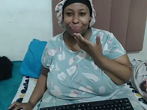 Snapshot of Chubby_Queenx255 chatting on 10.15.25 Chubby Queenx255 online show from 10.15.25