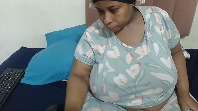 Snapshot of Chubby_Queenx255 chatting on 11.08.25 Chubby Queenx255 online show from 11.08.25