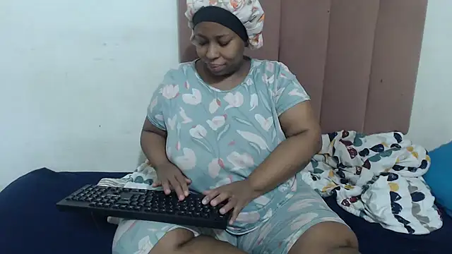 Snapshot of Chubby_Queenx255 chatting on 11.14.25 Chubby Queenx255 online show from 11.14.25