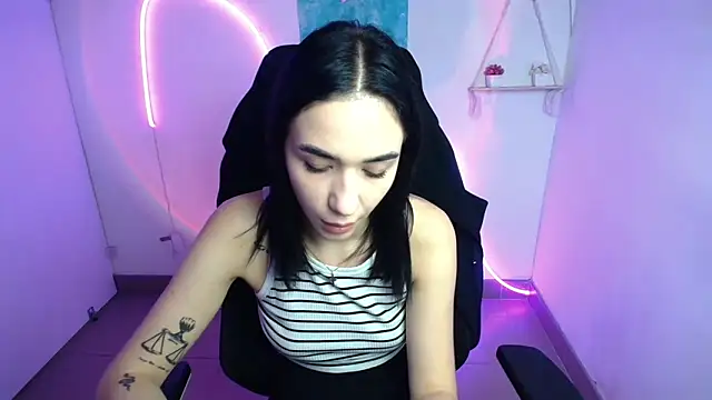 Snapshot of Bella_Night4 chatting on 10.30.25 Bella Night4 online show from 10.30.25