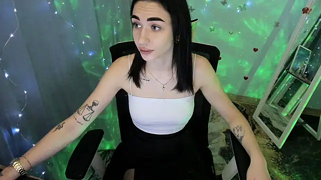 Snapshot of Bella_Night4 chatting on 11.19.25 Bella Night4 online show from 11.19.25