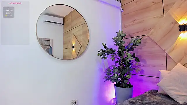 Snapshot of Vale_Lux chatting on 10.01.25 Vale Lux online show from 10.01.25