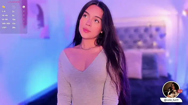 Snapshot of Vale_Lux chatting on 11.08.25 Vale Lux online show from 11.08.25