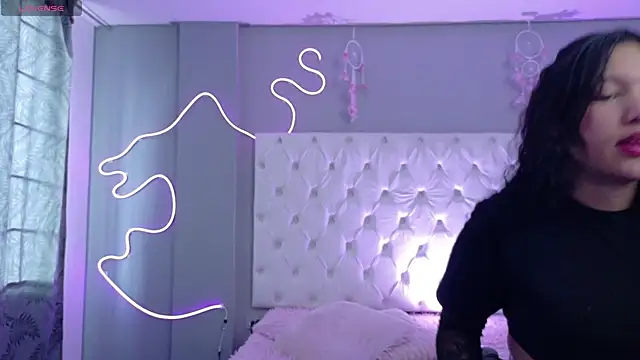 Snapshot of Emma_visconti chatting on 11.25.25 Emma visconti online show from 11.25.25