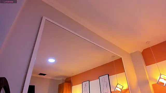 Mia Valentine  online show from 12.21.25