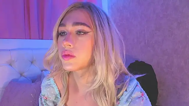 Snapshot of saraah_queen1 chatting on 10.25.25 saraah queen1 online show from 10.25.25