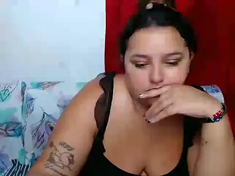 Snapshot of KeilyHall chatting on 10.20.25 KeilyHall online show from 10.20.25