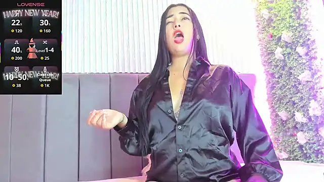 Snapshot of Skarlett_hot_ chatting on 10.23.25 Skarlett hot online show from 10.23.25