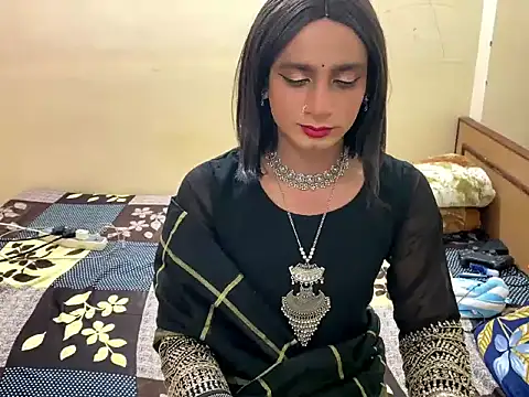 Snapshot of LuvLayla chatting on 12.19.25 LuvLayla online show from 12.19.25