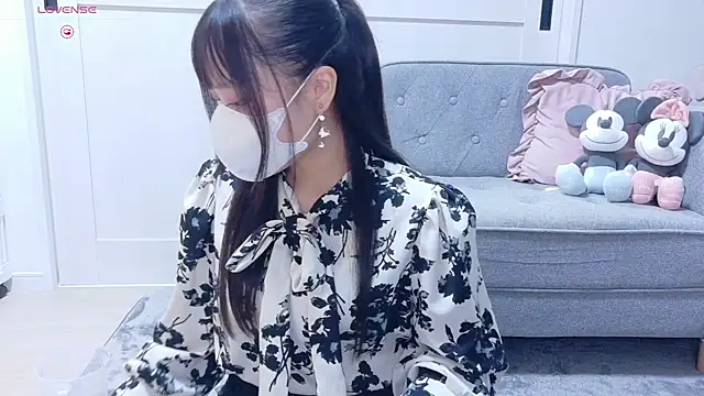 YURi luv online show from 10.22.25