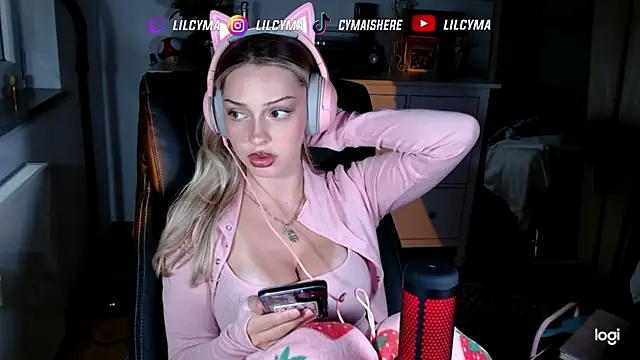 Snapshot of cymaishere chatting on 10.02.25 cymaishere online show from 10.02.25