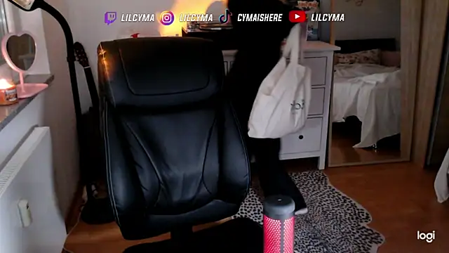 Snapshot of cymaishere chatting on 10.28.25 cymaishere online show from 10.28.25