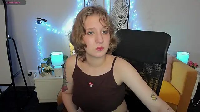 Snapshot of Hailey_Foxy chatting on 09.19.25 Hailey Foxy online show from 09.19.25