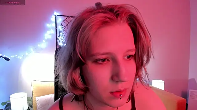 Snapshot of Hailey_Foxy chatting on 10.19.25 Hailey Foxy online show from 10.19.25