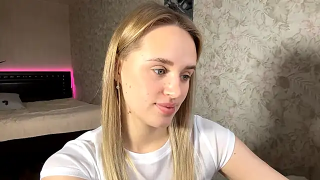 Snapshot of ElisabetLorney chatting on 11.25.25 ElisabetLorney online show from 11.25.25