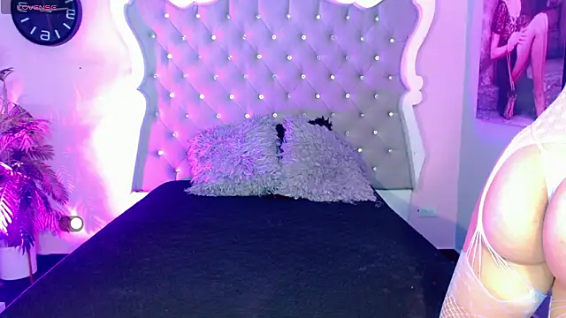 Honey Moontsts online show from 03.04.26