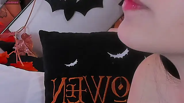 Snapshot of foxybunny chatting on 10.22.25 foxybunny online show from 10.22.25