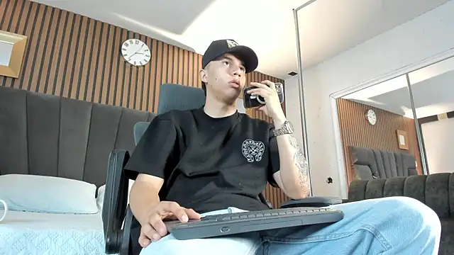 liaamsmiith  online show from 10.02.25