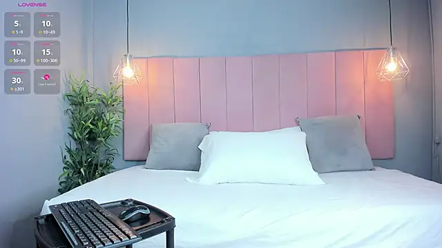 Snapshot of AariaLove chatting on 10.30.25 AariaLove online show from 10.30.25