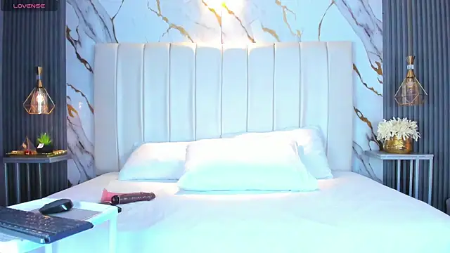 Snapshot of AariaLove chatting on 11.21.25 AariaLove online show from 11.21.25