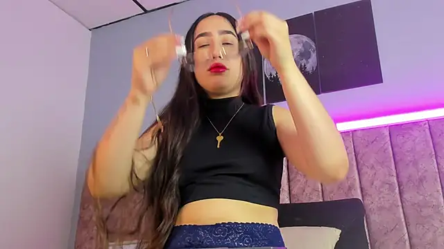 Niicolle Evanss online show from 11.30.25