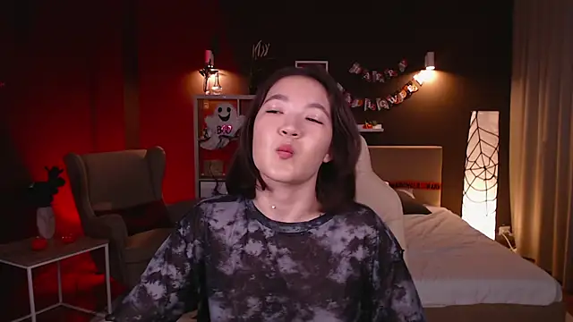 Snapshot of Halle_Berrry chatting on 10.23.25 Halle Berrry online show from 10.23.25