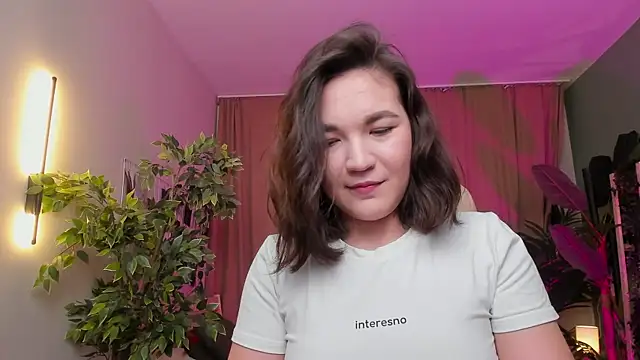 Snapshot of Halle_Berrry chatting on 12.14.25 Halle Berrry online show from 12.14.25