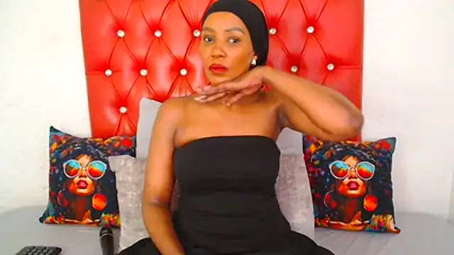 Snapshot of GaggingQueen32 chatting on 11.13.25 GaggingQueen32 online show from 11.13.25