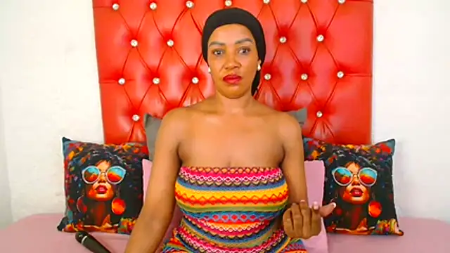 Snapshot of GaggingQueen32 chatting on 11.22.25 GaggingQueen32 online show from 11.22.25