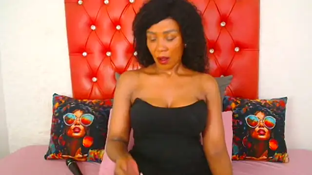 Snapshot of GaggingQueen32 chatting on 11.26.25 GaggingQueen32 online show from 11.26.25