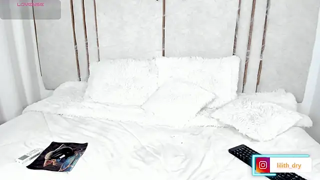 Snapshot of Lilith_dry chatting on 10.11.25 Lilith dry online show from 10.11.25