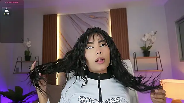 Snapshot of GiaNovak chatting on 12.17.25 GiaNovak online show from 12.17.25