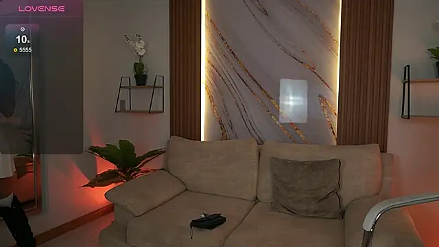 Snapshot of GiaNovak chatting on 12.18.25 GiaNovak online show from 12.18.25