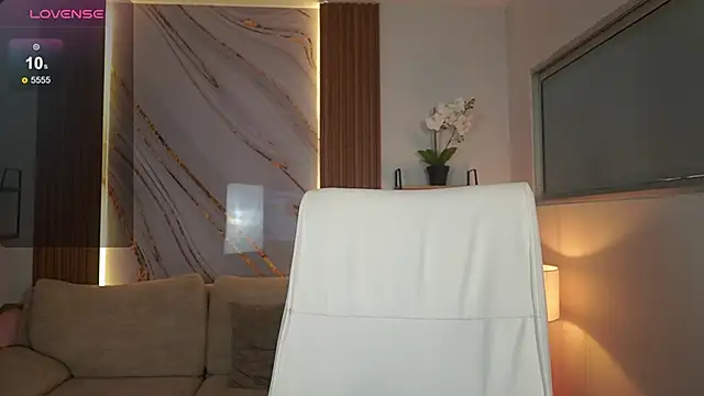 Snapshot of GiaNovak chatting on 12.20.25 GiaNovak online show from 12.20.25