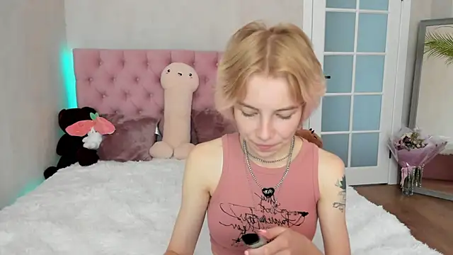 Snapshot of Pink_Lila18 chatting on 09.15.25 Pink Lila18 online show from 09.15.25