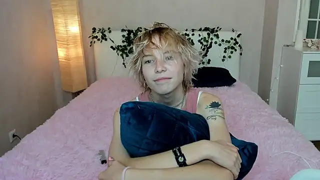 Snapshot of Pink_Lila18 chatting on 09.25.25 Pink Lila18 online show from 09.25.25