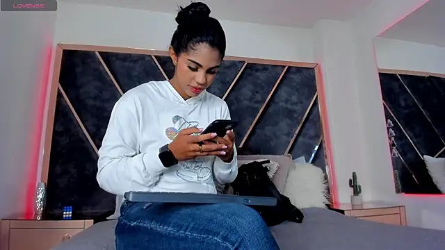 Snapshot of SusanaHenao chatting on 11.24.25 SusanaHenao online show from 11.24.25