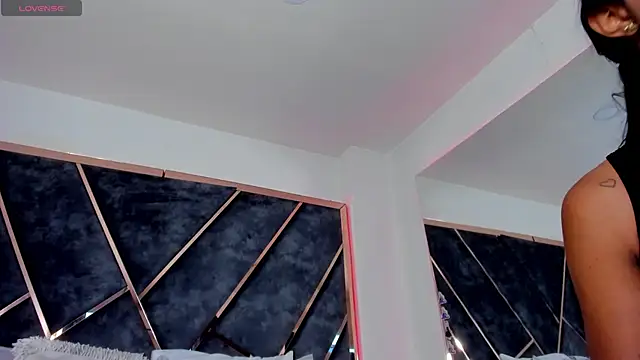 Snapshot of SusanaHenao chatting on 11.25.25 SusanaHenao online show from 11.25.25