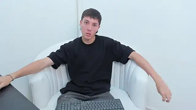 Snapshot of LittleDanny_ chatting on 11.12.25 LittleDanny online show from 11.12.25